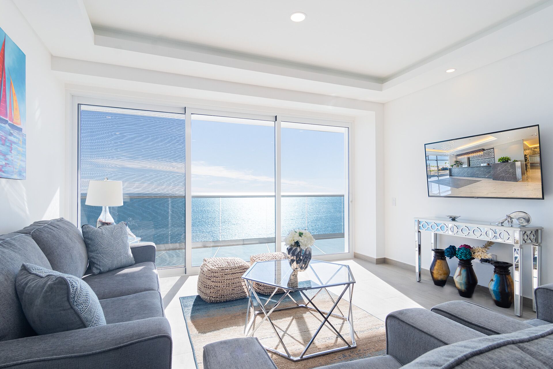 公寓式客房, 多张床, 阳台, 海洋景观 (Encantame Towers Velero 702) | 起居区 | 42-英寸纯平电视（配备数码频道）