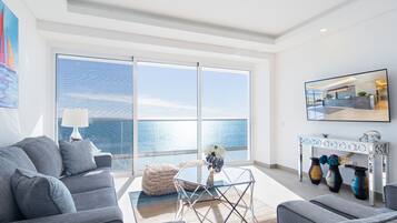 公寓客房, 多張床, 露台, 海景 (Encantame Towers Velero 702) | 客廳 | 42 吋平面電視連數碼電視頻道
