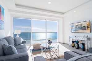 Apartment, Mehrere Betten, Balkon, Meerblick (Encantame Towers Velero 702) | Wohnbereich | 42-Zoll-Flachbildfernseher mit Digitalempfang