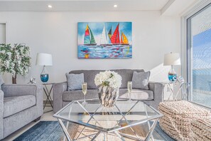 公寓客房, 多張床, 陽台, 海景 (Encantame Towers Velero 702) | 起居區 | 42-吋平面電視，提供數位頻道