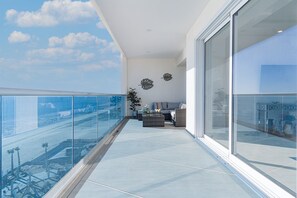 Condo, varias camas, balcón, vista al océano (Encantame Towers Velero 702) | Vista desde la habitación