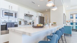 Condo, varias camas, balcón, vista al océano (Encantame Towers Viento 1105) | Cocina privada
