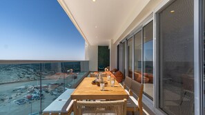 Condo, varias camas, balcón, vista al océano (Encantame Towers Viento 1105) | Restaurante al aire libre