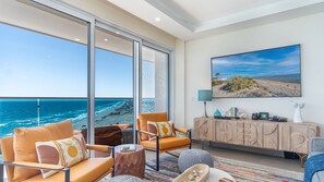 Condo, várias camas, sacada, vista para o oceano (Encantame Towers Viento 1105) | Área de estar | TV de tela plana 42 polegadas com canais digitais