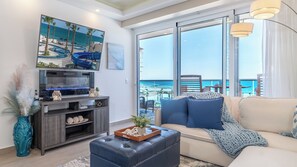 Leilighet, 1 kingsize-seng med sovesofa, balkong, havutsikt (Encantame Towers Verano 403) | Oppholdsområde | En 42-tommers Flatskjerm-TV med digitale kanaler