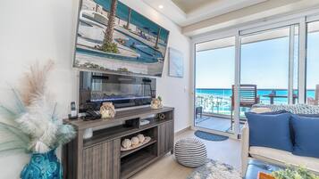 Condo, 1 cama King size y sofá cama, balcón, vista al océano (Encantame Towers Verano 403) | Área de sala de estar | Televisión de pantalla plana de 42 pulgadas con canales digitales