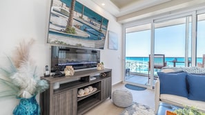 Condo, 1 cama King size y sofá cama, balcón, vista al océano (Encantame Towers Verano 403) | Área de sala de estar | Televisión de pantalla plana de 42 pulgadas con canales digitales