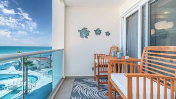 Kondominium, 1 Tempat Tidur King dengan tempat tidur Sofa, balkon (Encantame Towers Verano 403) | Pemandangan dari kamar