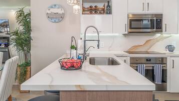 Condo, 1 cama King size y sofá cama, balcón, vista al océano (Encantame Towers Verano 403) | Cocina privada