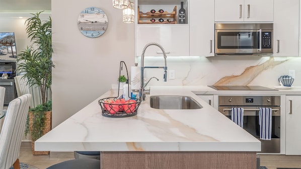 Condo, 1 cama King size y sofá cama, balcón, vista al océano (Encantame Towers Verano 403) | Cocina privada