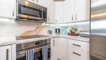 Kondominium, 1 Tempat Tidur King dengan tempat tidur Sofa, balkon (Encantame Towers Verano 403) | Dapur pribadi