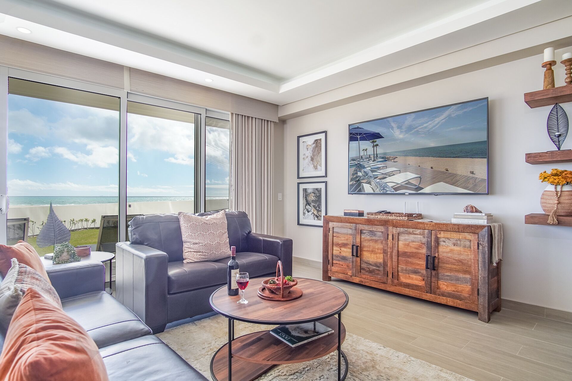 公寓式客房, 多张床, 阳台, 海洋景观 (Encantame Towers Verano 101) | 起居区 | 42-英寸纯平电视（配备数码频道）