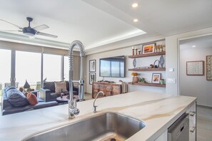 Condo, Plusieurs lits, balcon, vue sur l’océan (Encantame Towers Verano 101) | Intérieur