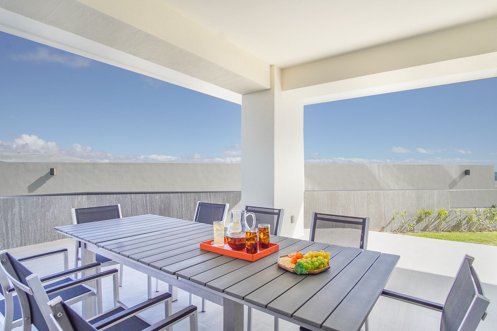 Apartamento, varias camas, balcón, vistas al mar (Encantame Towers Verano 101) | Restaurante al aire libre