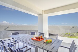 Apartamento, varias camas, balcón, vistas al mar (Encantame Towers Verano 101) | Restaurante al aire libre