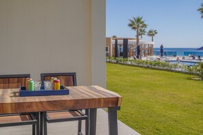 Condo, Berbilang Katil, Balcony, Ocean View (Encantame Towers Velero 102) | Tempat makan luar