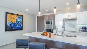 Condo, várias camas, sacada, vista para o oceano (Encantame Towers Velero 102) | Cozinha privada