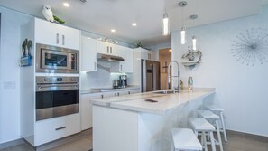 公寓客房, 多張床, 陽台, 海景 (Encantame Towers Velero 104) | 私人廚房 | 餐桌