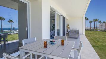 Appart'hÎtel, plusieurs lits, balcon, vue océan (Encantame Towers Velero 104) | Restauration extérieure