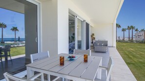 公寓客房, 多張床, 陽台, 海景 (Encantame Towers Velero 104) | 室外用餐