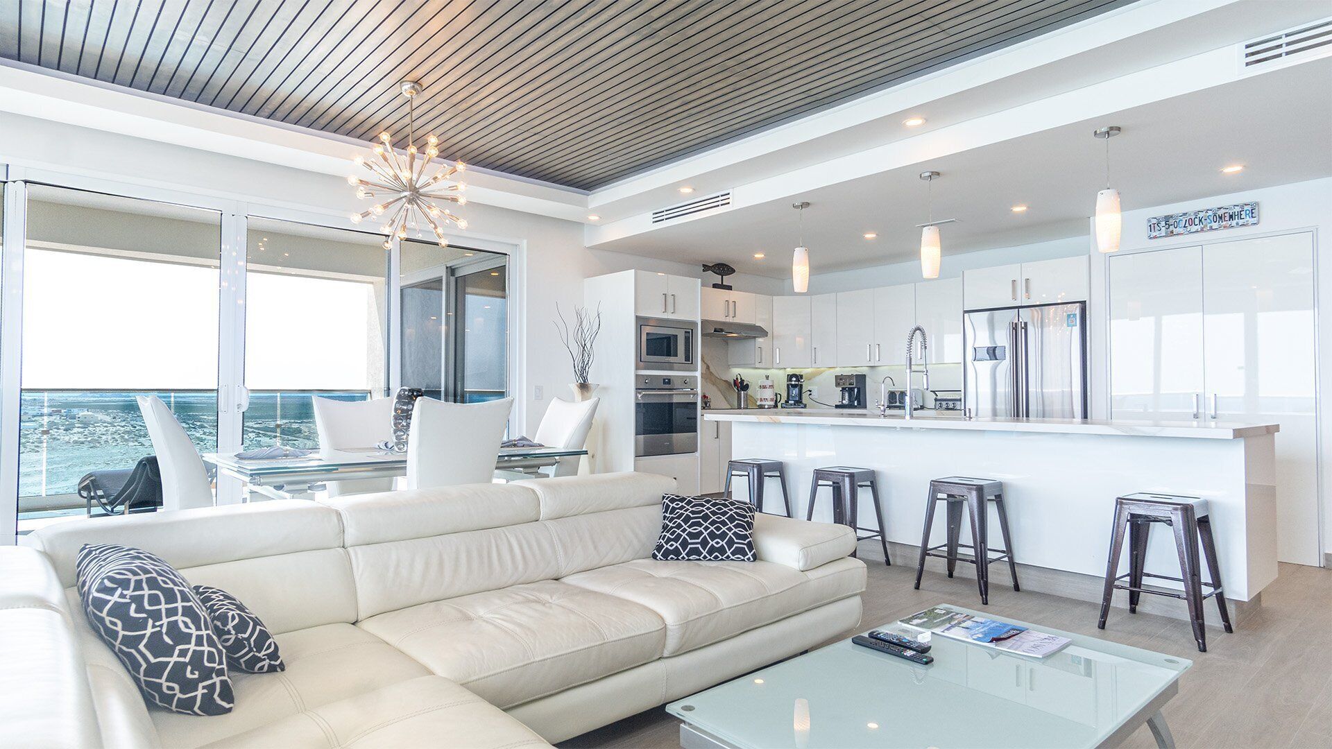 公寓式客房, 多张床, 阳台, 海洋景观 (Encantame Towers Velero 901) | 起居区 | 42-英寸纯平电视（配备数码频道）