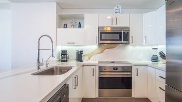 Condo, 1 King Bed with Sofa bed, Balcony, Ocean View (Encantame Towers Verano 1703) | Private kitchen