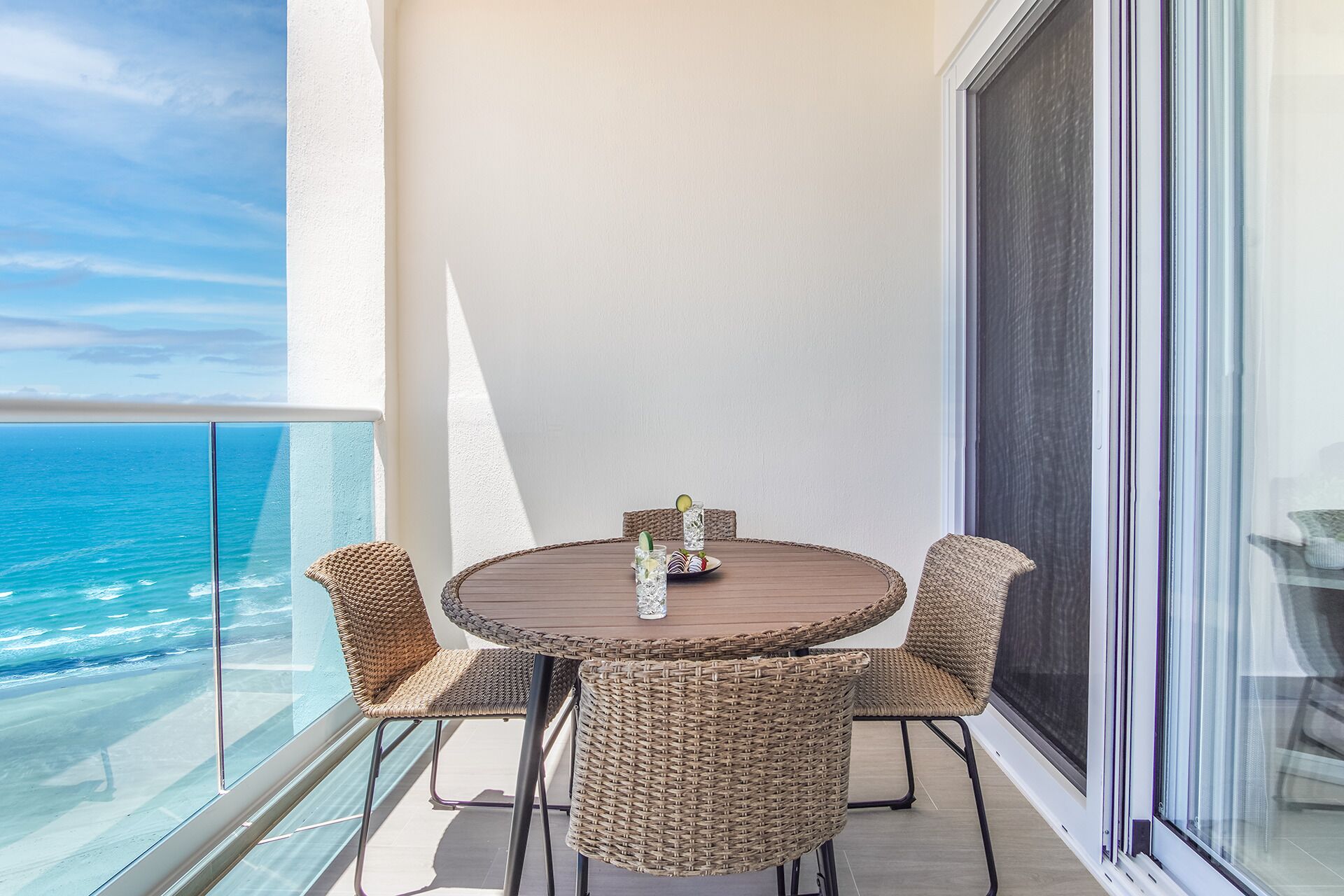 公寓式客房, 1 张特大床和 1 张沙发床, 阳台, 海洋景观 (Encantame Towers Verano 1703) | 室外用餐