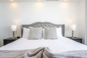 Condo, 1 cama King size y sofá cama, balcón, vista al océano (Encantame Towers Verano 1703) | 1 habitación, decoración personalizada y muebles diferentes 