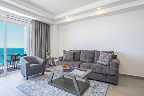 Condo, 1 cama King size y sofá cama, balcón, vista al océano (Encantame Towers Verano 1703) | Área de sala de estar | Televisión de pantalla plana de 42 pulgadas con canales digitales 