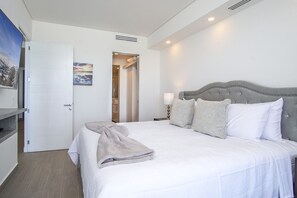 Appartement, 1 kingsize bed met slaapbank, balkon, uitzicht op oceaan (Encantame Towers Verano 1703) | 1 slaapkamer, individueel gedecoreerd, individueel gemeubileerd