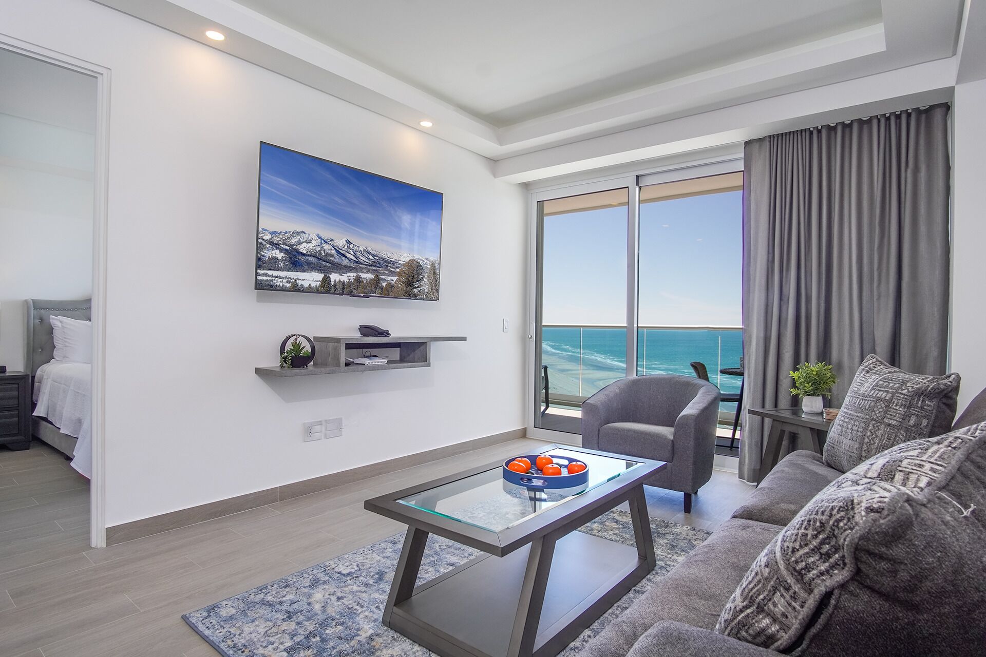Condo, 1 cama King size y sofá cama, balcón, vista al océano (Encantame Towers Verano 1703) | Área de sala de estar | Televisión de pantalla plana de 42 pulgadas con canales digitales 