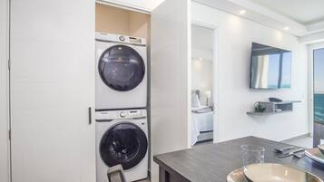 Condo, 1 cama King size y sofá cama, balcón, vista al océano (Encantame Towers Verano 1703) | Lavandería