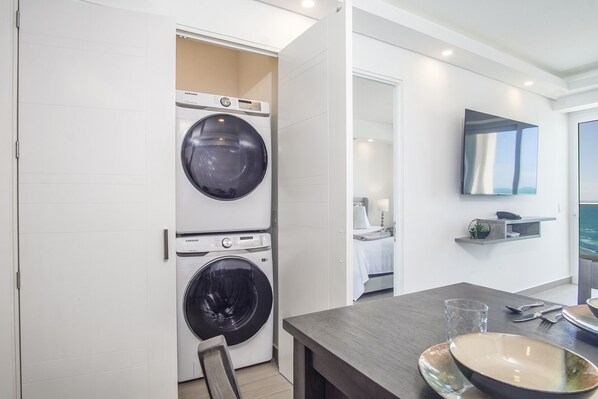 Condo, 1 cama King size y sofá cama, balcón, vista al océano (Encantame Towers Verano 1703) | Lavandería