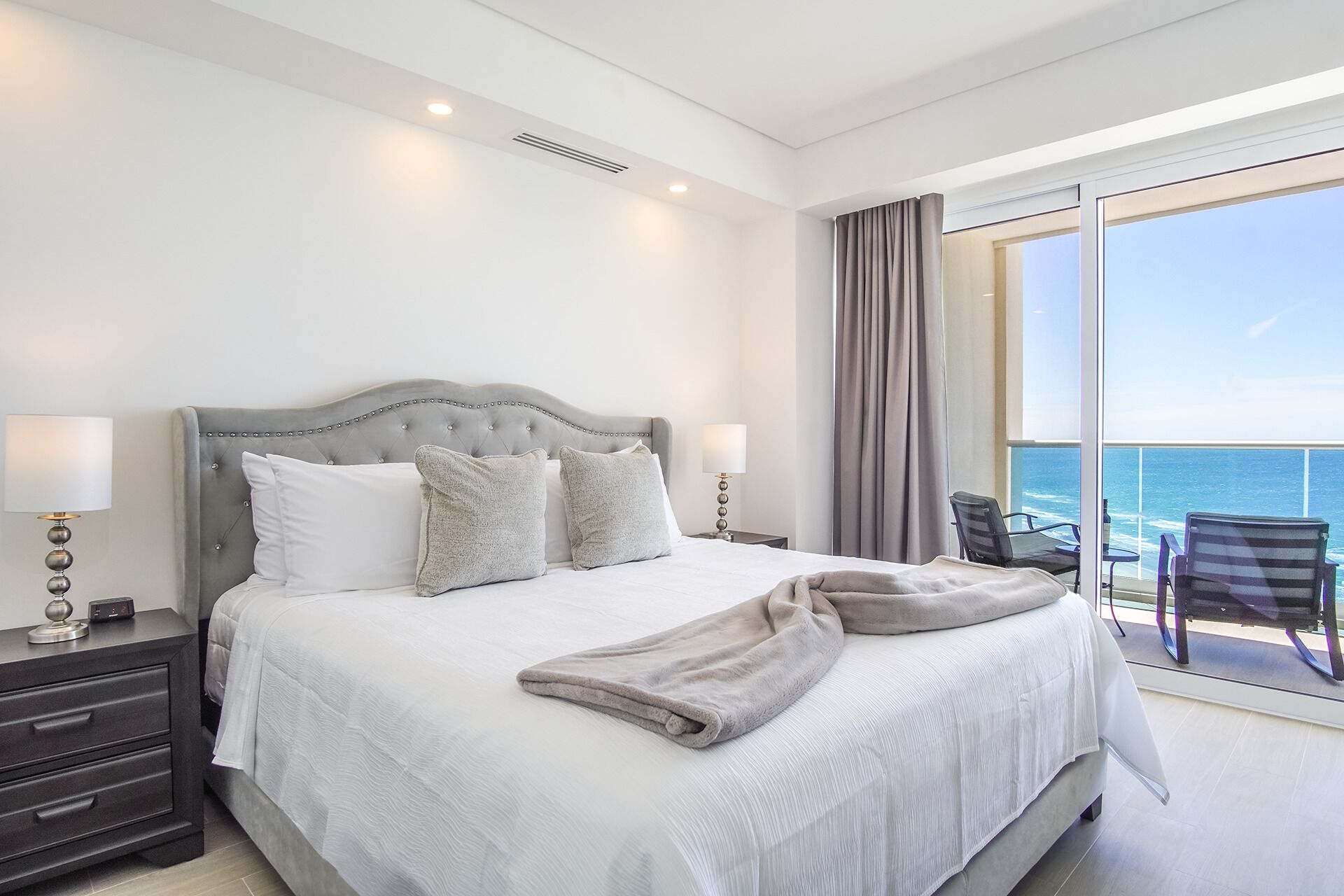 Condo, 1 cama King size y sofá cama, balcón, vista al océano (Encantame Towers Verano 1703) | 1 habitación, decoración personalizada y muebles diferentes 