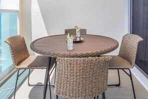 Condo, 1 Katil Raja (King) dengan Katil Sofa, Balcony, Ocean View (Encantame Towers Verano 1703) | Tempat makan luar