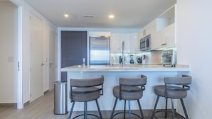 Kondominium, 1 Tempat Tidur King dengan tempat tidur Sofa, balkon (Encantame Towers Viento 1803) | Dapur pribadi