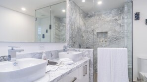 Condo, 1 King Bed with Sofa bed, Balcony, Ocean View (Encantame Towers Viento 1803) | Bathroom | Towels