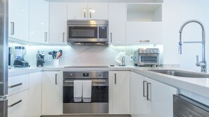 Condo, 1 cama King size y sofá cama, balcón, vista al océano (Encantame Towers Viento 1803) | Cocina privada