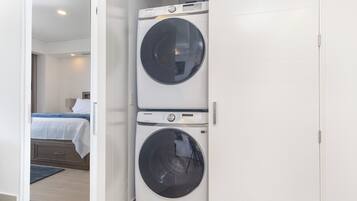 Condo, 1 King Bed with Sofa bed, Balcony, Ocean View (Encantame Towers Viento 1803) | Laundry