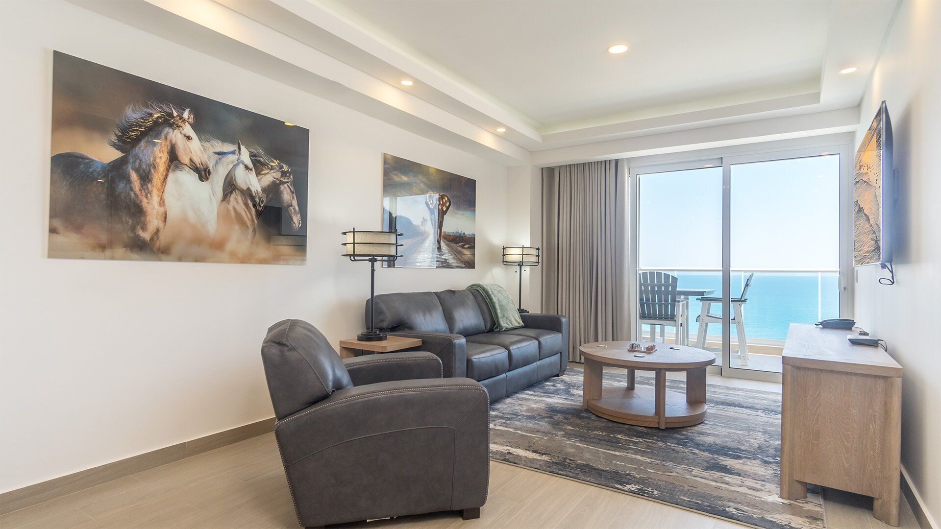 Condo, 1 cama King e sofá-cama, sacada, vista para o oceano (Encantame Towers Viento 1803) | Área de estar | TV de tela plana 42 polegadas com canais digitais