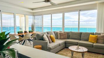 Lejlighed - flere senge - balkon - havudsigt (Encantame Towers Velero 1105) | Opholdsområde | 42-tommers fladskærms-tv med digitale kanaler