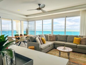 Apartamento, varias camas, balcón, vistas al mar (Encantame Towers Velero 1105) | Zona de estar | Televisión de pantalla plana de 42 pulgadas con canales digitales