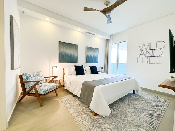 Condo, nhiều giường, ban công, quang cảnh biển (Encantame Towers Velero 1105) | 2 phòng ngủ, trang trí khác biệt 