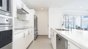 Condo, nhiều giường, ban công, quang cảnh biển (Encantame Towers Velero 1105) | Bếp riêng | Bàn ăn