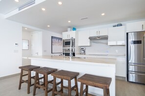 Condo, nhiều giường, ban công, quang cảnh biển (Encantame Towers Velero 1105) | Bếp riêng | Bàn ăn 