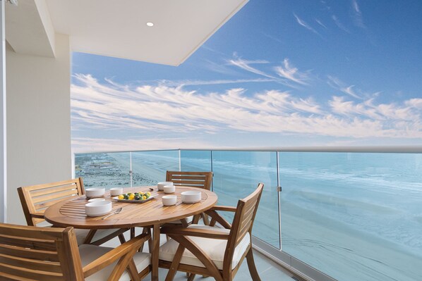 Kondominium, Beberapa Tempat Tidur, balkon, pemandangan samudra (Encantame Towers Velero 1105) | Tempat makan outdoor