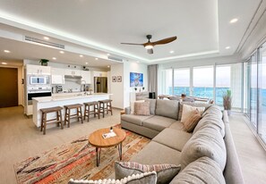 Condo, nhiều giường, ban công, quang cảnh biển (Encantame Towers Velero 1105) | Khu phòng khách | TV màn hình phẳng 42-inch có truyền hình kỹ thuật số 