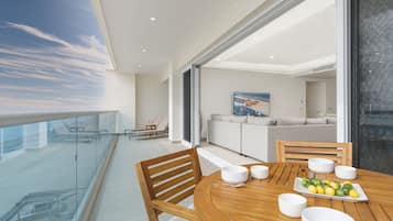 Kondominium, Beberapa Tempat Tidur, balkon, pemandangan samudra (Encantame Towers Velero 1105) | Tempat makan outdoor