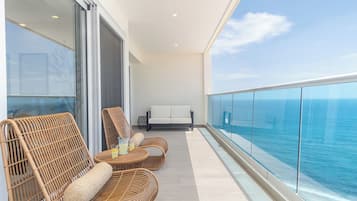 Condo, varias camas, balcón, vista al océano (Encantame Towers Viento 1502) | Vista desde la habitación