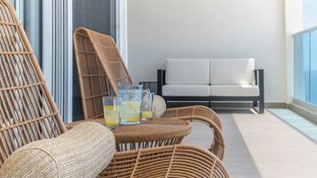 Condo, várias camas, sacada, vista para o oceano (Encantame Towers Viento 1502) | Terraço/pátio